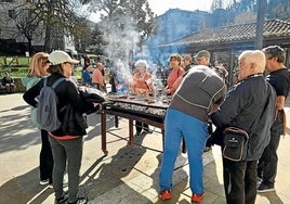 Una vez dieron la vuelta a la presa de Aixola los y las caminantes asaron su chorizo en las parrillas instaladas en la plaza 8 de Marzo.