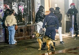 Redada antinavajas de la Ertzaintza desarrollada hace un par de semanas en el mismo punto donde esta madrugada se ha producido este nuevo acuchillamiento.