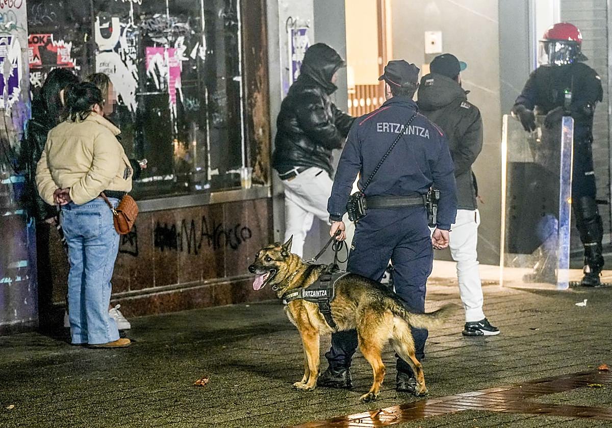 Redada antinavajas de la Ertzaintza desarrollada hace un par de semanas en el mismo punto donde esta madrugada se ha producido este nuevo acuchillamiento.