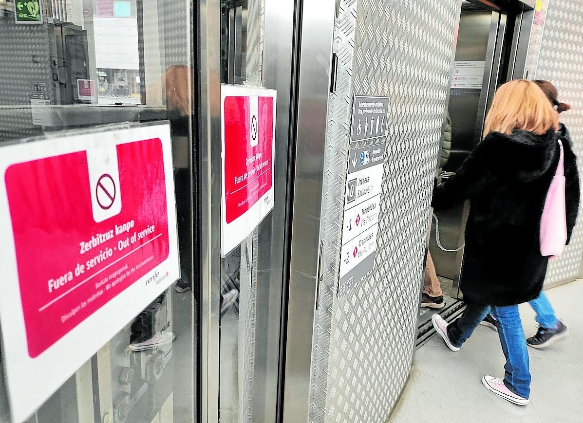 Varias usuarias entran en un ascensor de la estación de tren de Miribilla.
