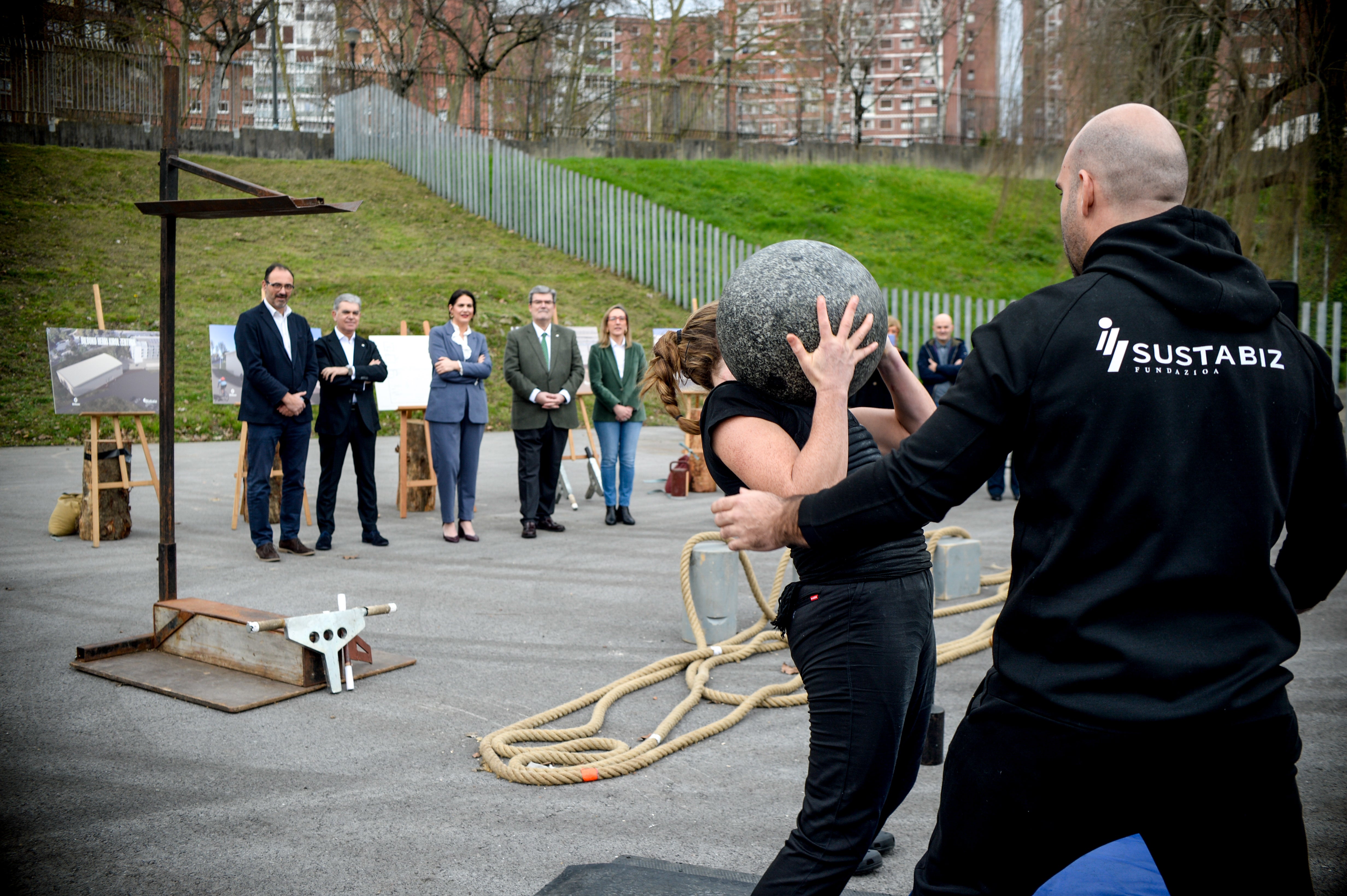 La presentación del proyecto ha incluido una exhibición de deporte rural en los terrenos donde irá situado el centro.