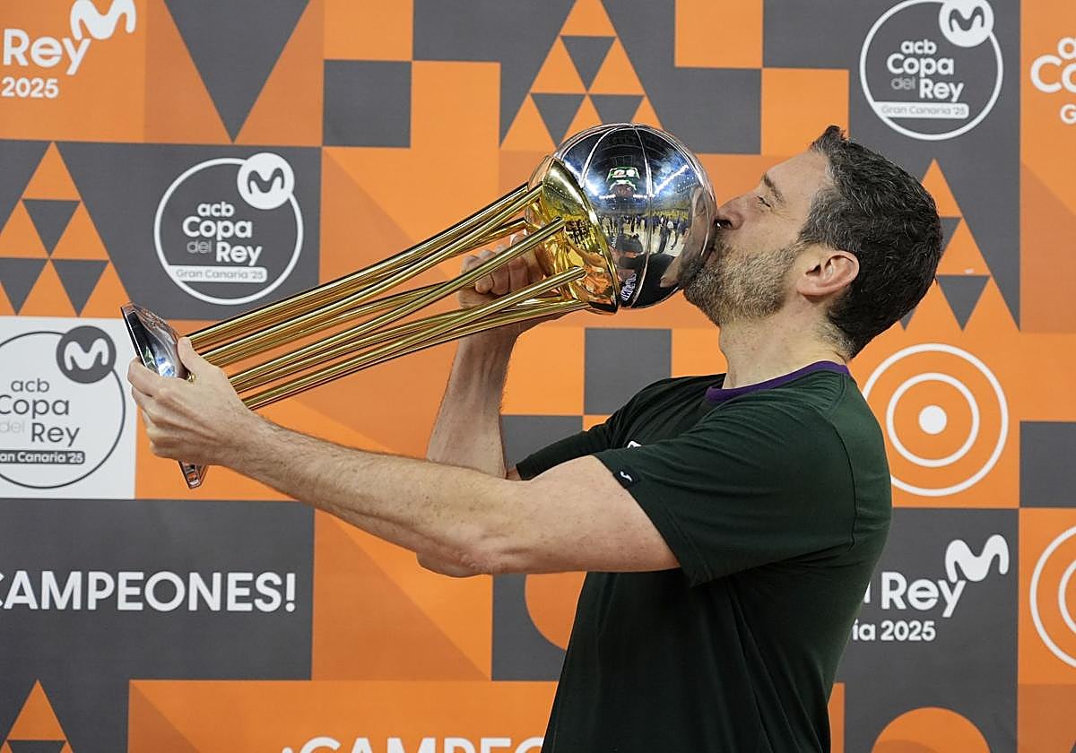 Ibon Navarro besa el trofeo que le acredita como campeón de la Copa del Rey.
