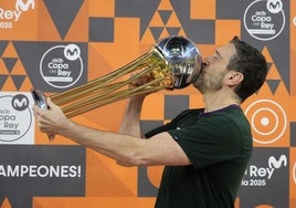 Ibon Navarro besa el trofeo que le acredita como campeón de la Copa del Rey.