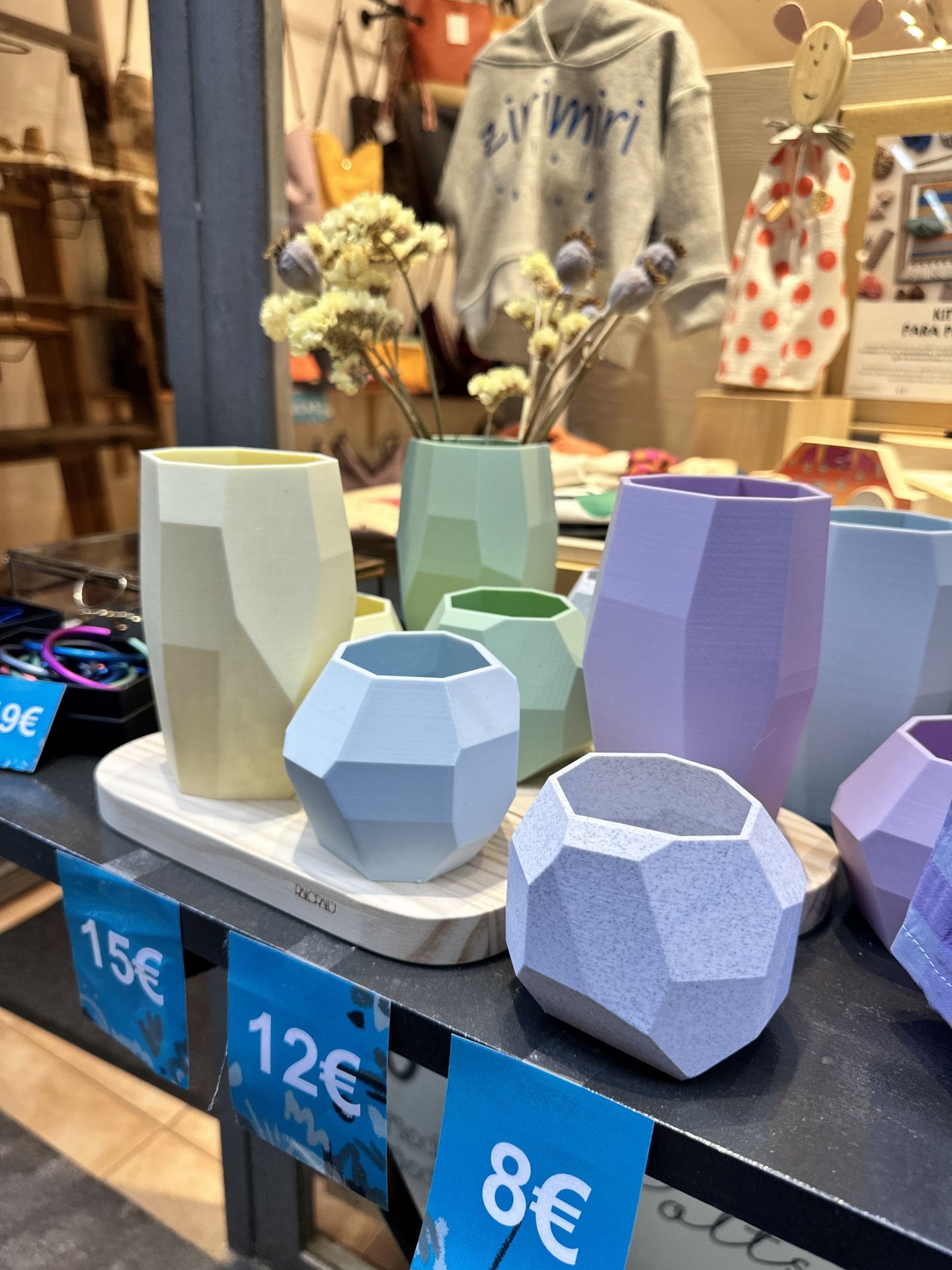 Visitamos también a sus vecinas, a las cuatro creadoras que regentan la tienda Lotune (Carnicería Vieja, 19), llena de diseño local y cosas bonitas. Elegimos estos jarrones producidos de forma sostenible a partir de recursos renovables como el maíz, la remolacha, el trigo o la caña de azúcar. Los hace Rosalía Fernández, creadora de la firma Palopalú, de juguetes y decoración en madera. Disponibles en cinco colores -efecto mármol, azul, amarillo, verde y morado-, el jarrón grande cuesta 15 euros (antes 25) y el pequeño, 12 (antes 20).