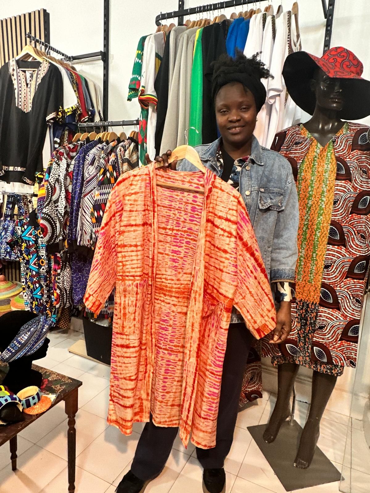 Nos paramos a saludar a Fatou Dieng, que abrió hace un año la tienda de moda africana Kér Fatou en el número 23 de la calle Artekale. Y la mirada se nos va a este kimono en tonos naranjas hecho por ella. Antes costaba 35 euros y ahora 15. Perfecto para poner la nota de color a un estilismo básico compuesto por camiseta blanca y vaqueros.