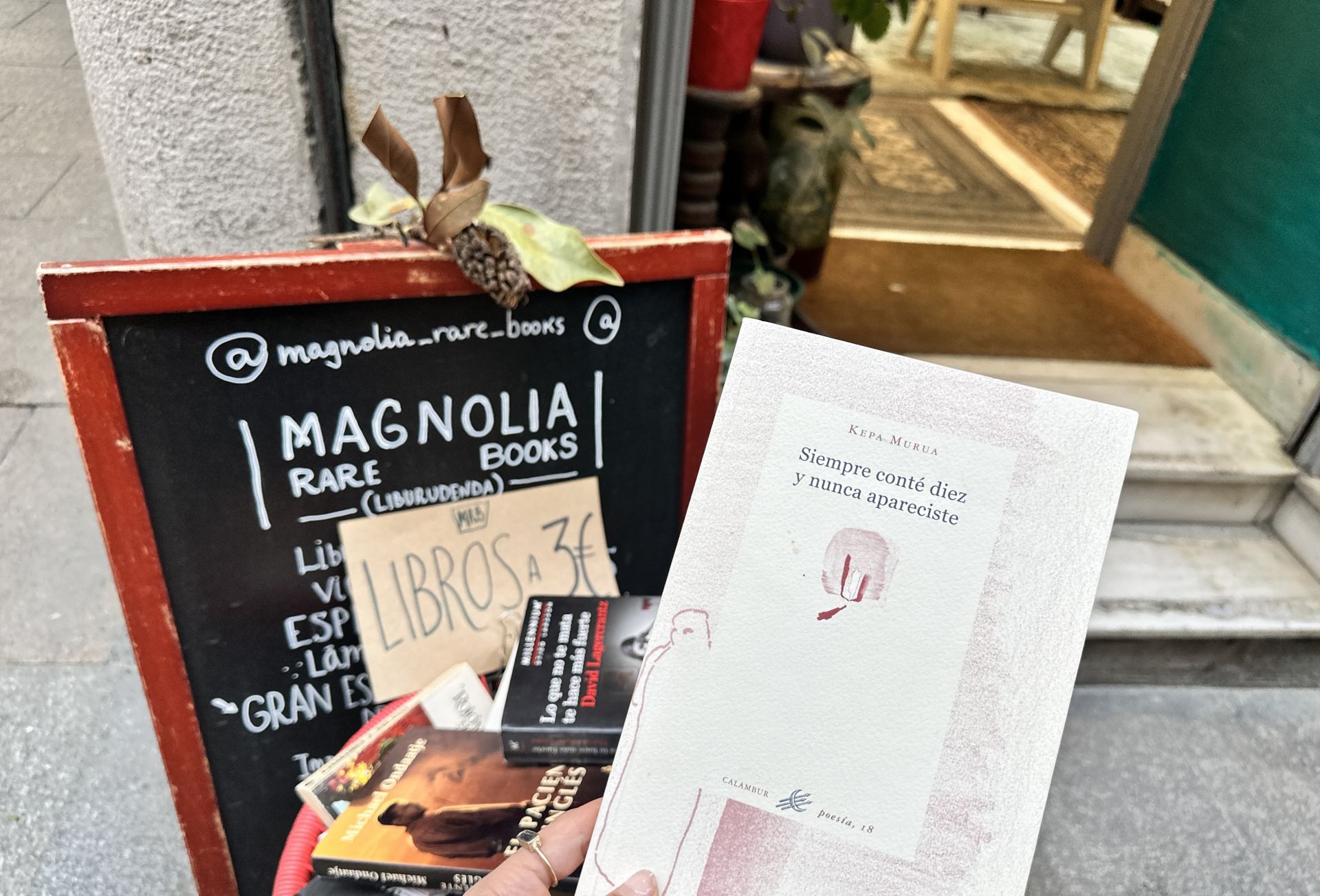 La ruta de compras continúa por la librería de segunda mano de Natalia Gómez-Acebo, Magnolia Rare books (Carnicería Vieja, 14), un pequeño oasis literario para descubrir con calma. Nos cuesta elegir un solo libro, pero nos quedamos con 'Siempre conté diez y nunca apareciste', con la poesía de Kepa Murua. Cuesta 3 euros.