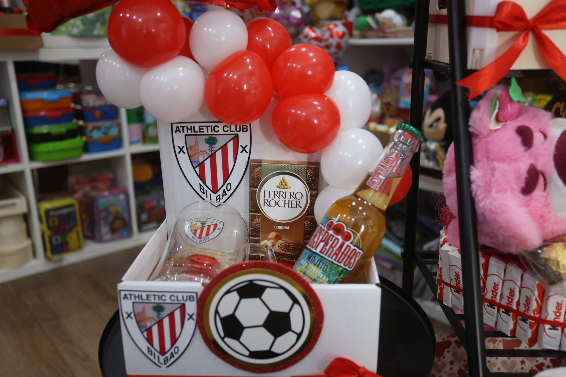 Gabriela decora y envuelve los regalos por ti con ideas brillantes en su tienda de Bilbao