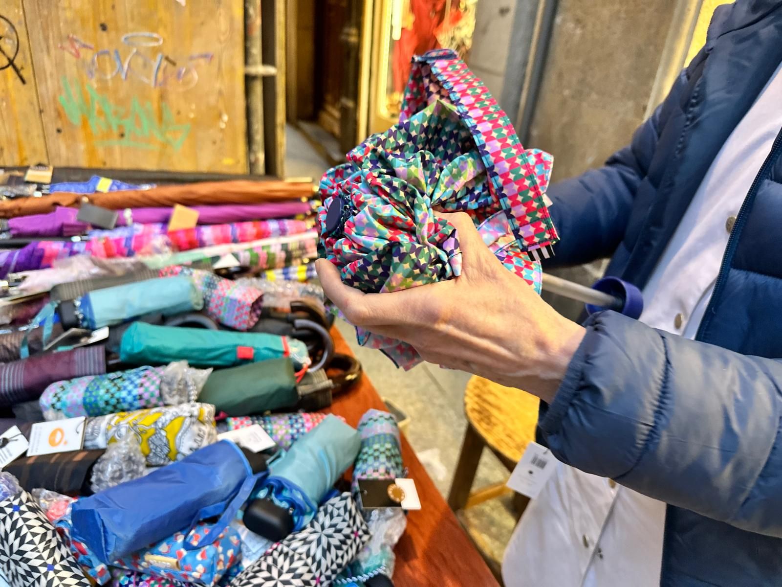 En paragüería Leoz venden paraguas y también los reparan. 