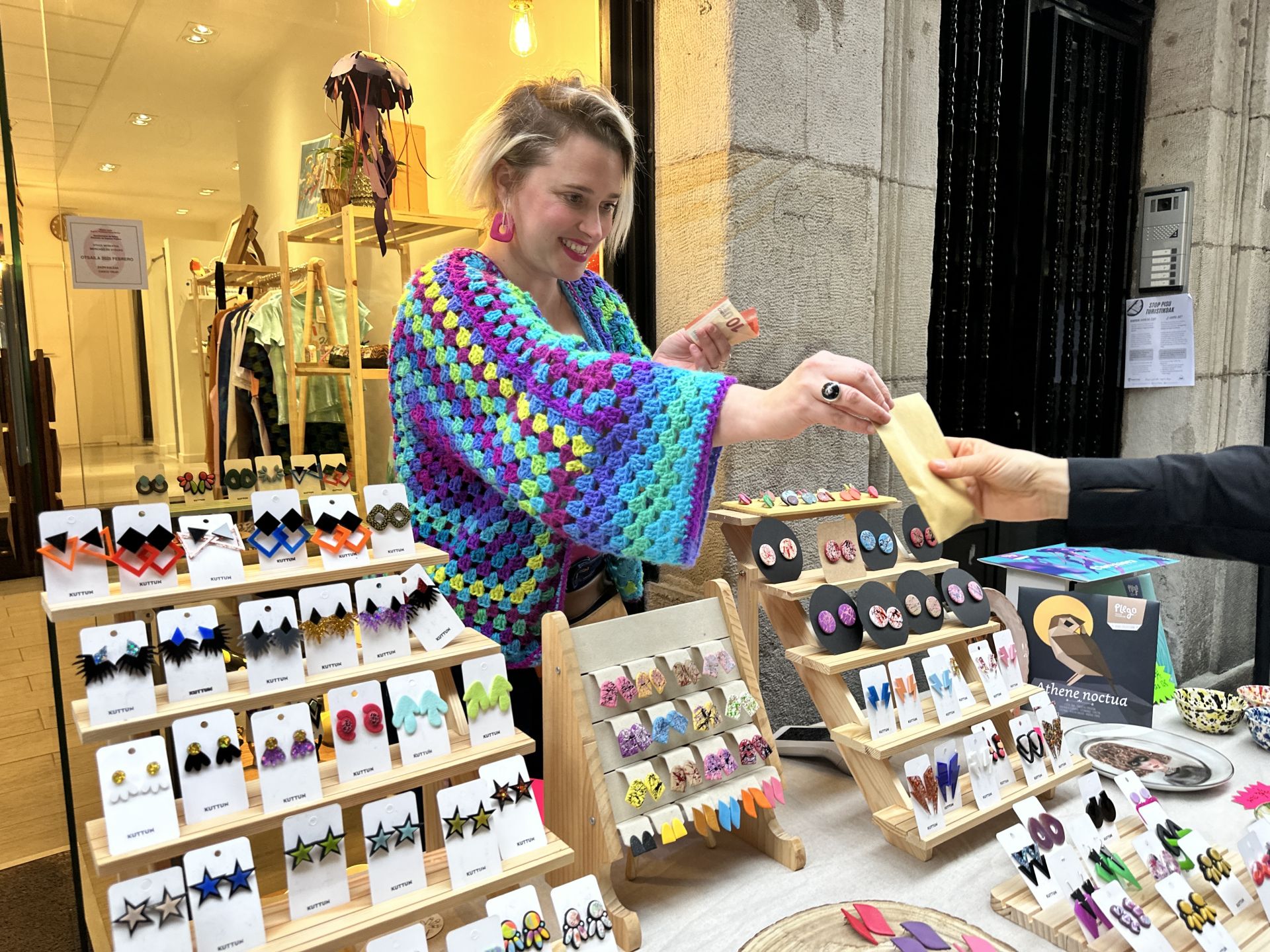 Unos pendientes coloridos y artesanales siempre aportan un toque especial a cualquier look, así que nos dirigimos a la tienda Marmoka (Carnicería Vieja, 21), donde las artesanas Yaiza Castillero y Delia Luiña ofrecen sus diseños únicos, además de creaciones de otros artistas. 