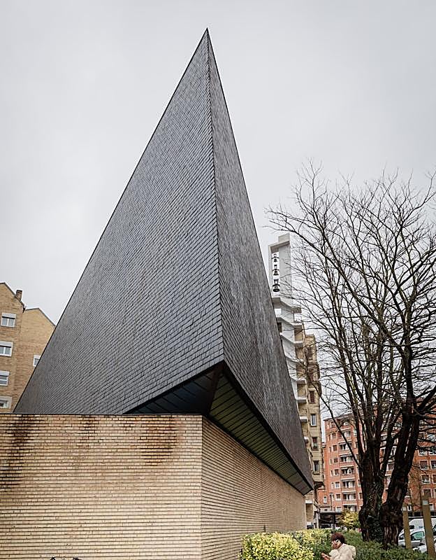 Santa María de los Ángeles. Un ejemplo temprano del brutalismo en España, el templo vitoriano comenzó a edificarse en 1957 a cargo del arquitecto catalán Javier Carvajal Ferrer y del sevillano José María García de Paredes,