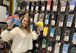 Nerea, la reina de los calcetines arrasa con una tienda efímera con pares divertidos a 2 euros. En la imagen, posa en su comercio de Alameda San Mamés.