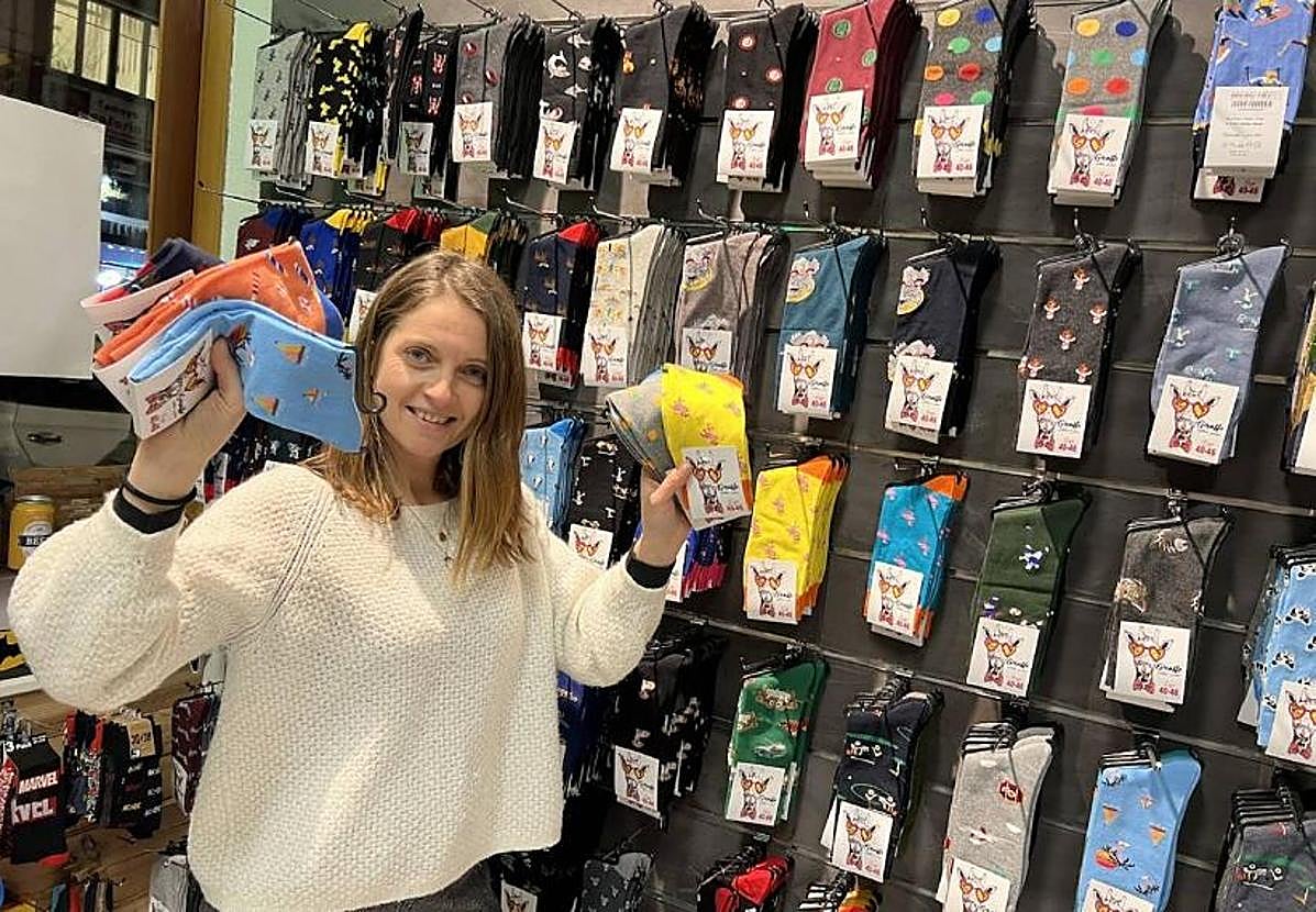 Nerea, la reina de los calcetines arrasa con una tienda efímera con pares divertidos a 2 euros. En la imagen, posa en su comercio de Alameda San Mamés.
