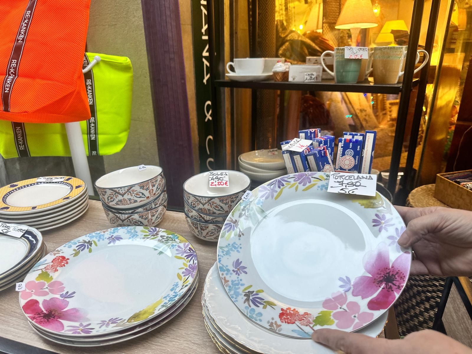 El mercado de las gangas nos lleva hasta La Iguana Co, una de las tiendas de decoración más originales de Bilbao gracias a que David Roldán lleva desde 1999 eligiendo con mimo artículos únicos de diferentes países. «Me entusiasma conocer otras culturas, los mercados locales y su esencia», asegura. Nos quedamos con este plato de porcelana con flores que antes costaba 7,90 y ahora 5 euros.