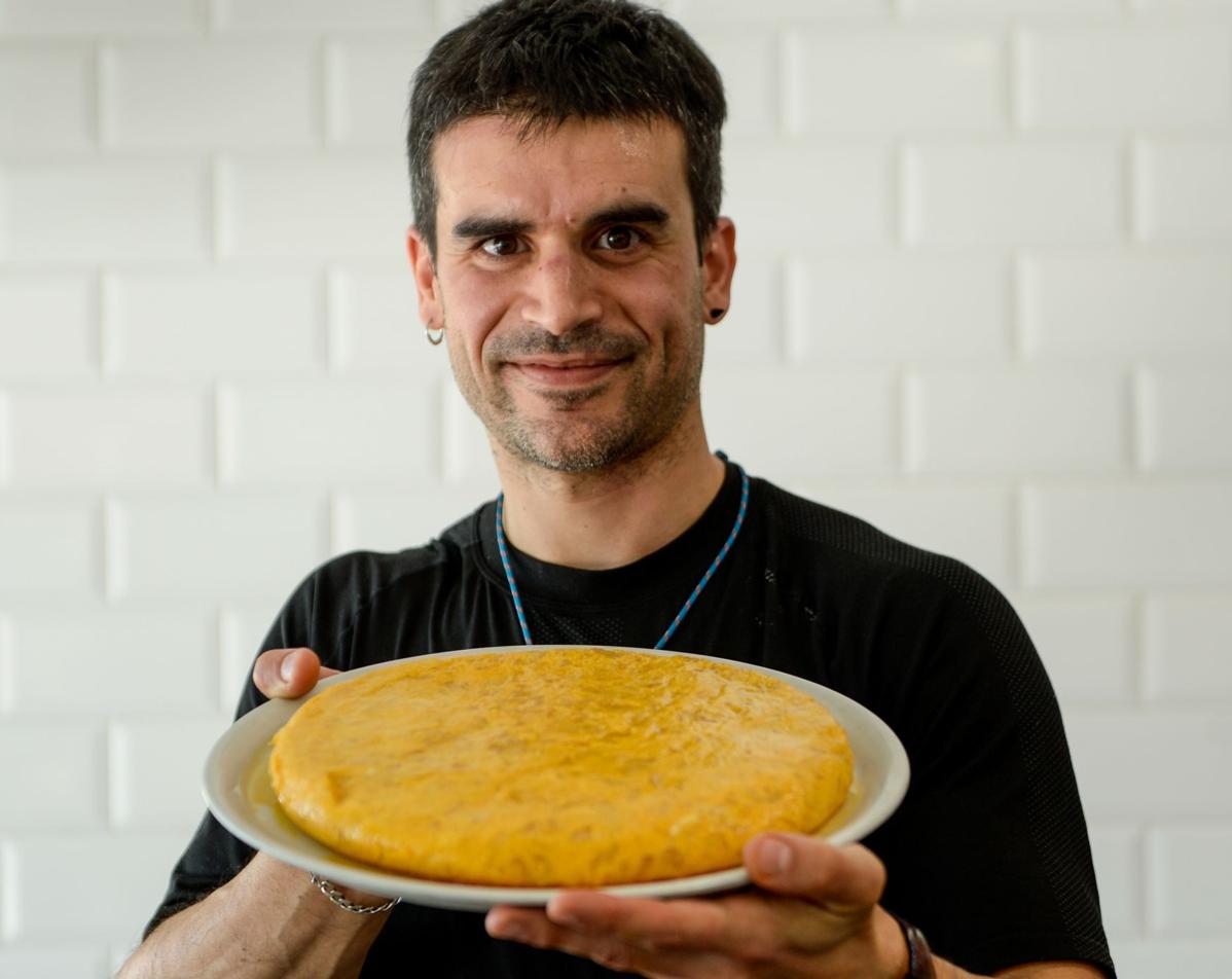 Egoitz López Carrascosa, del 5 Estrellas de Basauri, con su tortilla de patatas con cebolla y 20 huevos.