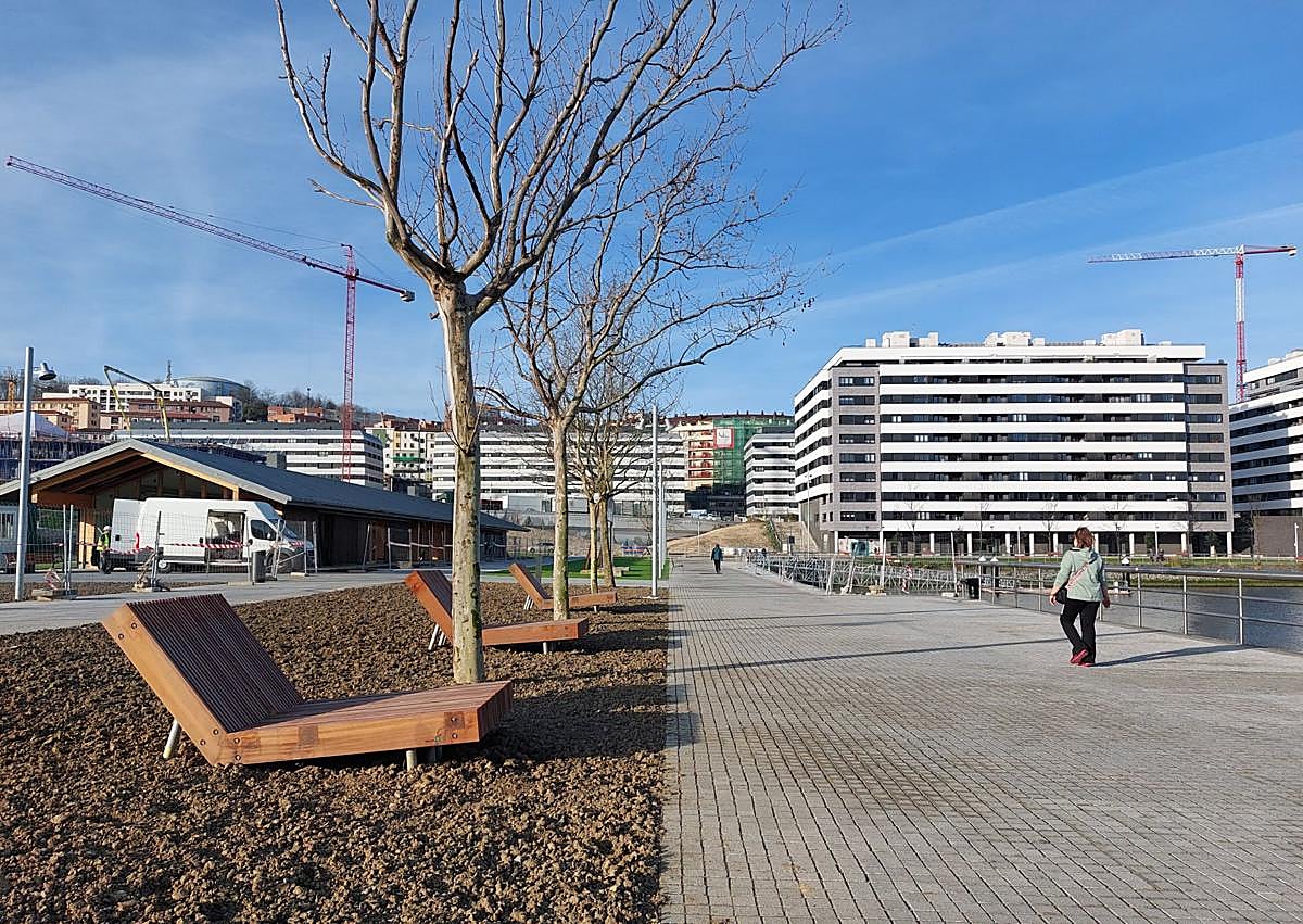 Imagen secundaria 1 - Imagen del paseo junto a la ría, la zona del solarium y playa urbana, y el mural en unos pilares del puente de Rontegi.