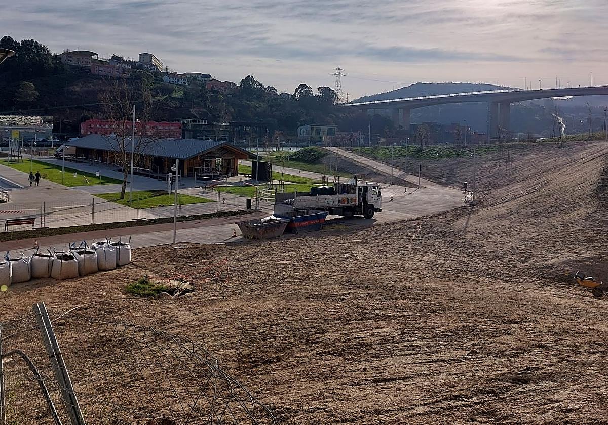 La zona de esparcimiento se extiende desde la dársena de Portu hasta el puente de Rontegi, en el barrio Urban-Galindo.