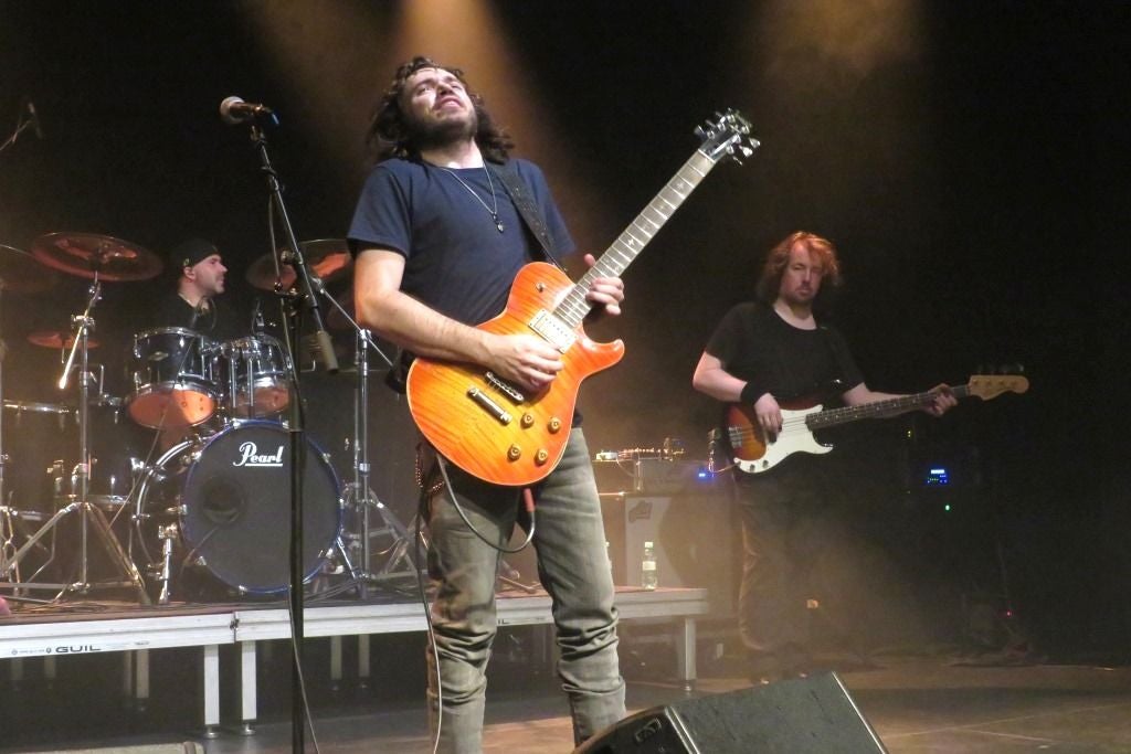 El italiano Elia Micheletto (batería, 1988), el yanqui Eric Steckel (guitarra y voz, 1990) y el neerlandés Robbin van de Bor (bajo, 1991).