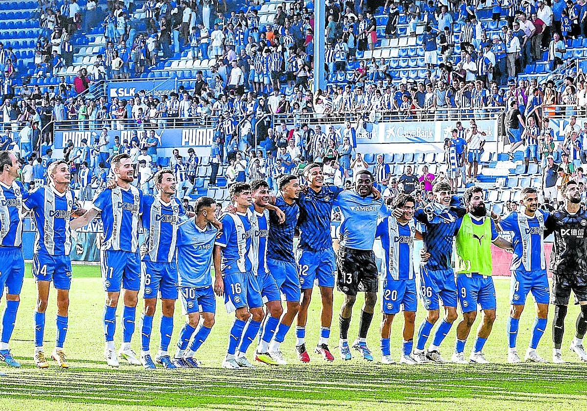 La plantilla prácticamente al completo celebra abrazada y saltando junto a la afición la victoria cosechada el 1 de septiembre ante Las Palmas.