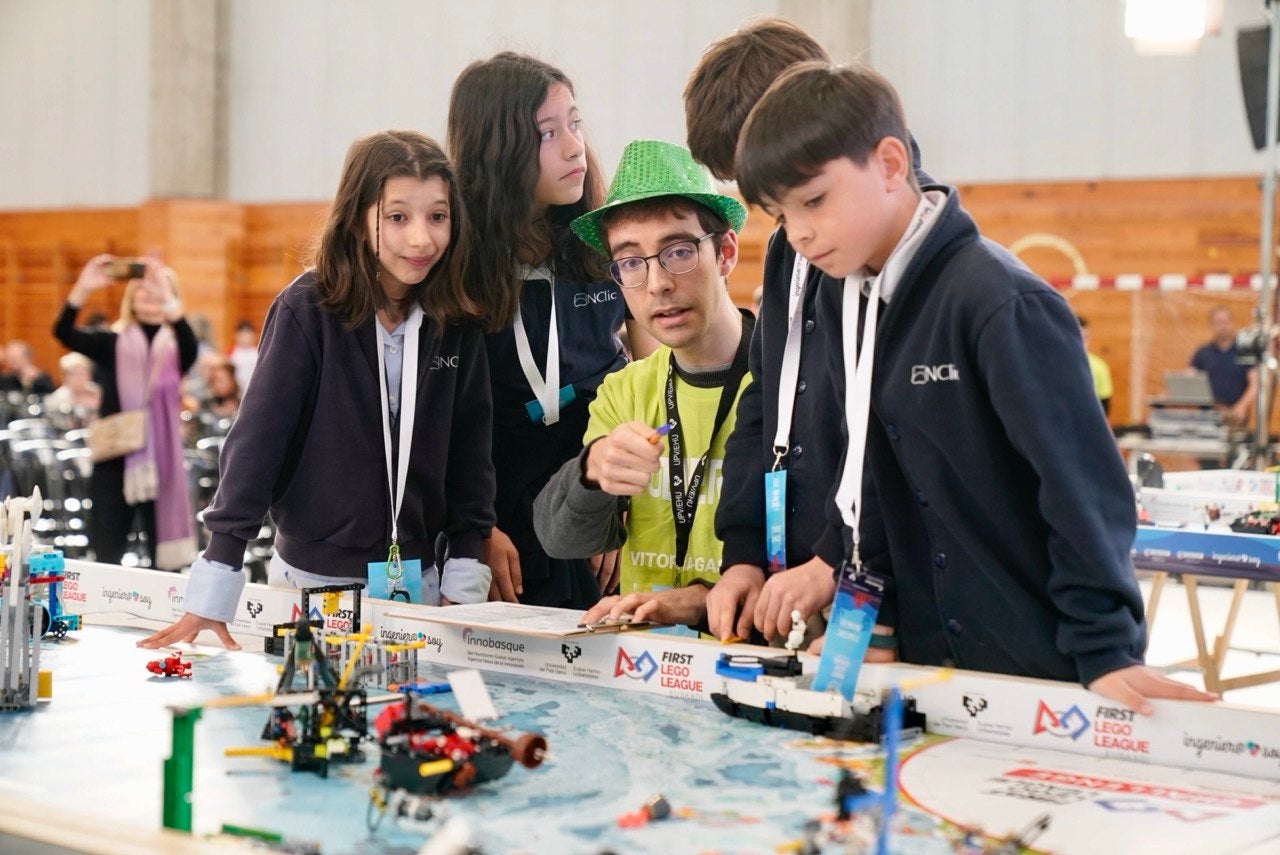 Niñoz del colegio NClic preparan su proyecto con piezas de Lego