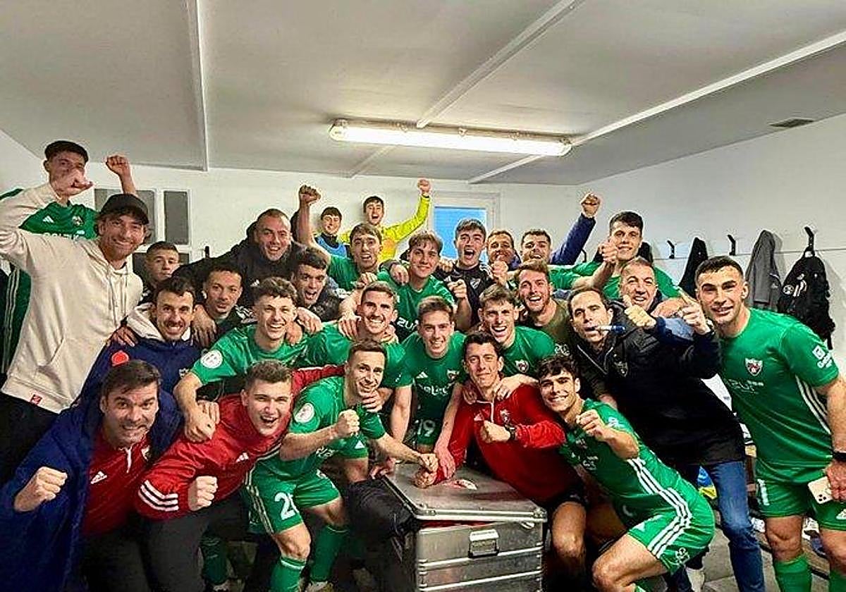 El Arenas celebra la victoria en el vestuario.