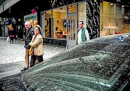 La mayoría de calles y coches tienen un color amarillento por el polen que está cayendo.