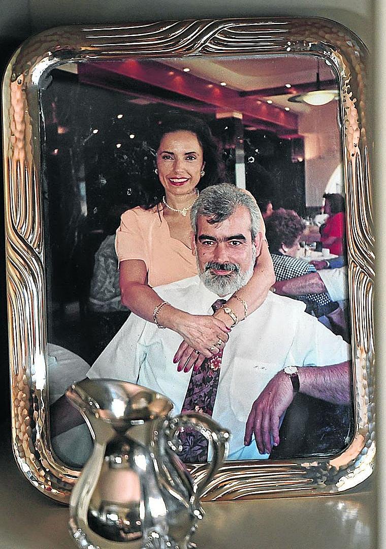 Imagen - Un retrato de Fernando Buesa junto a Natividad Rodríguez.