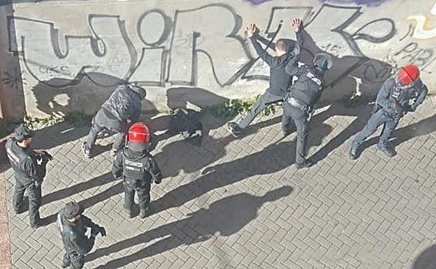 Agentes de la Ertzaintza cachean a un par de jóvenes en Ariznabarra.