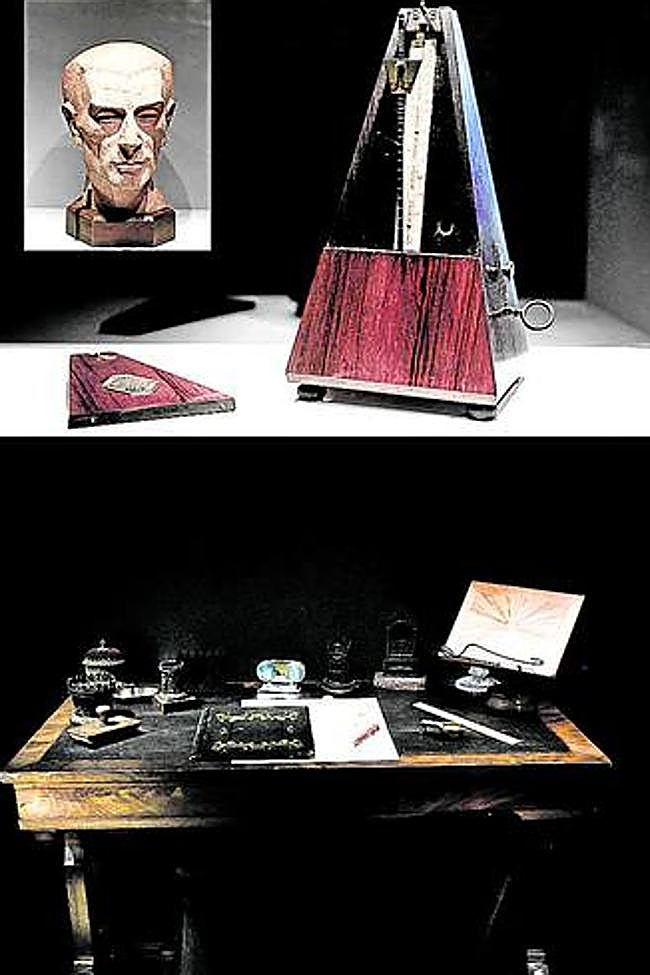 Arriba. Hasta el 15 de junio. Un metrónomo de Ravel se expone junto a su busto y otros objetos personales. Abajo. El escritorio del compositor y el baúl que utilizaba en sus viajes se conservan con todo detalle.