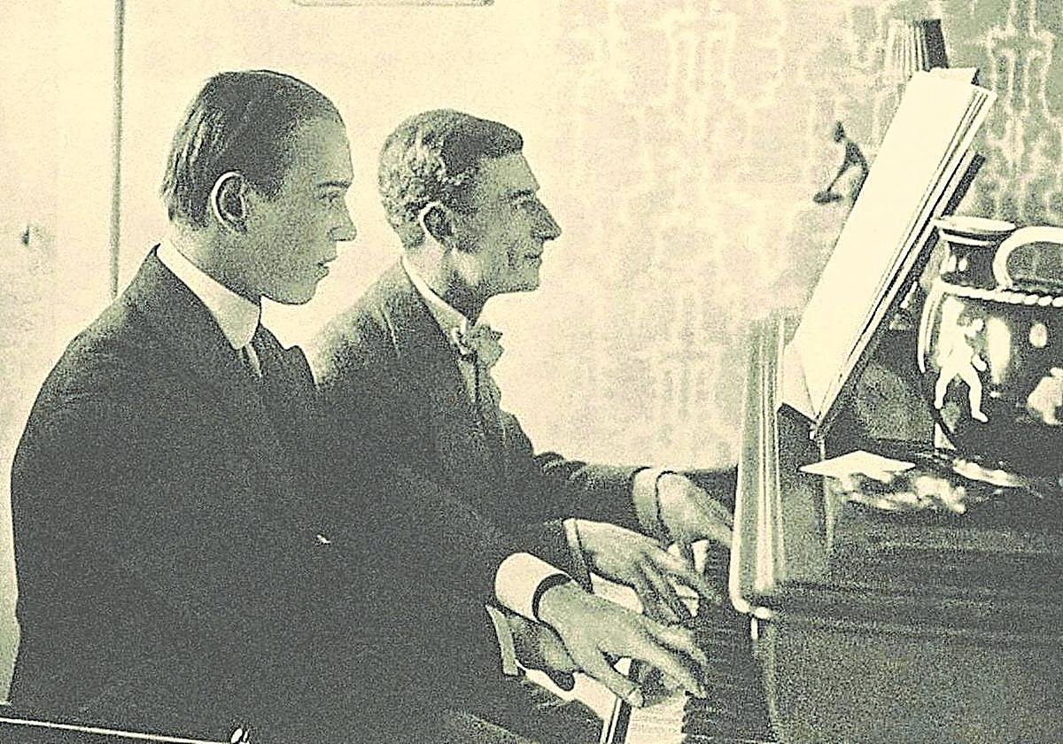 Inspiración. Ravel, al piano con Nijinsky tocando una partitura de 'Daphnis et Chloé'.