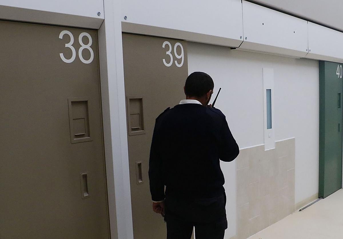 Un funcionario avanza por un pasillo de la cárcel alavesa de Zaballa, a 15 kilómetros de Vitoria.
