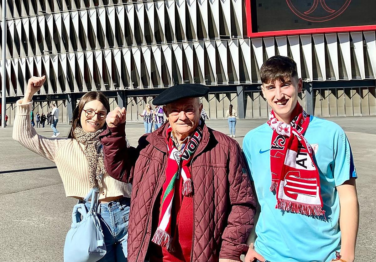 Ainhoa y Santi Mancebo López, junto a su abuelo Rafael López.