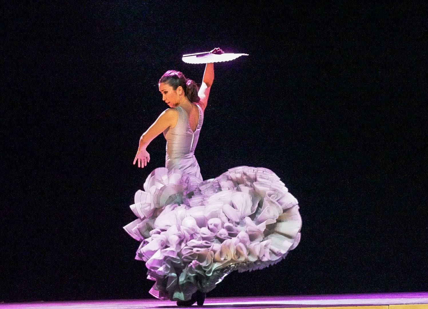Abriendo con el primero de los cuatro vestidos.