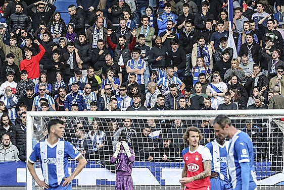 Sivera, al fondo, se lleva la camiseta a la cara tras encajar el gol del Espanyol.