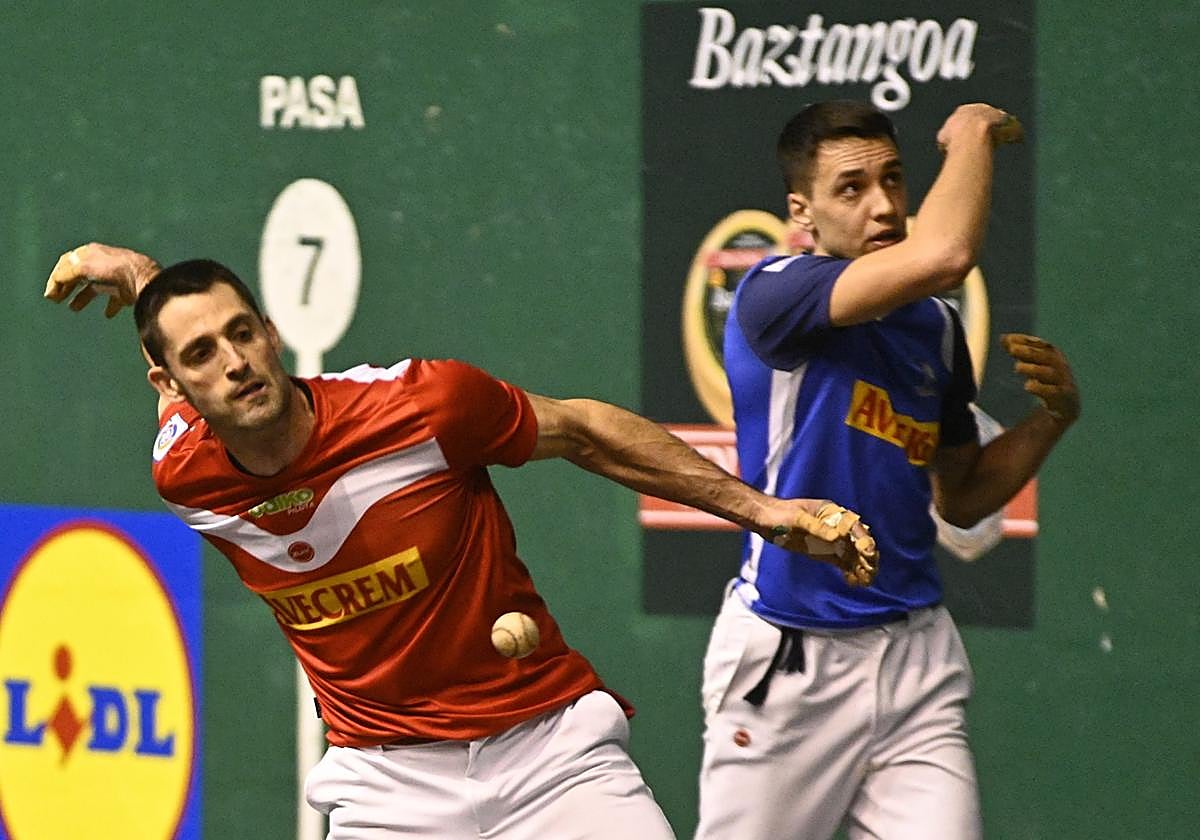 Albisu se colcoa para golpear la pelota de derecha en el Astelena.