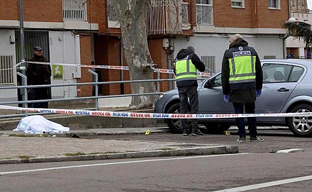 Agentes de la Policía Nacional sacan fotografías al lugar donde asesinaron a 'El Chispi' en Salamanca.