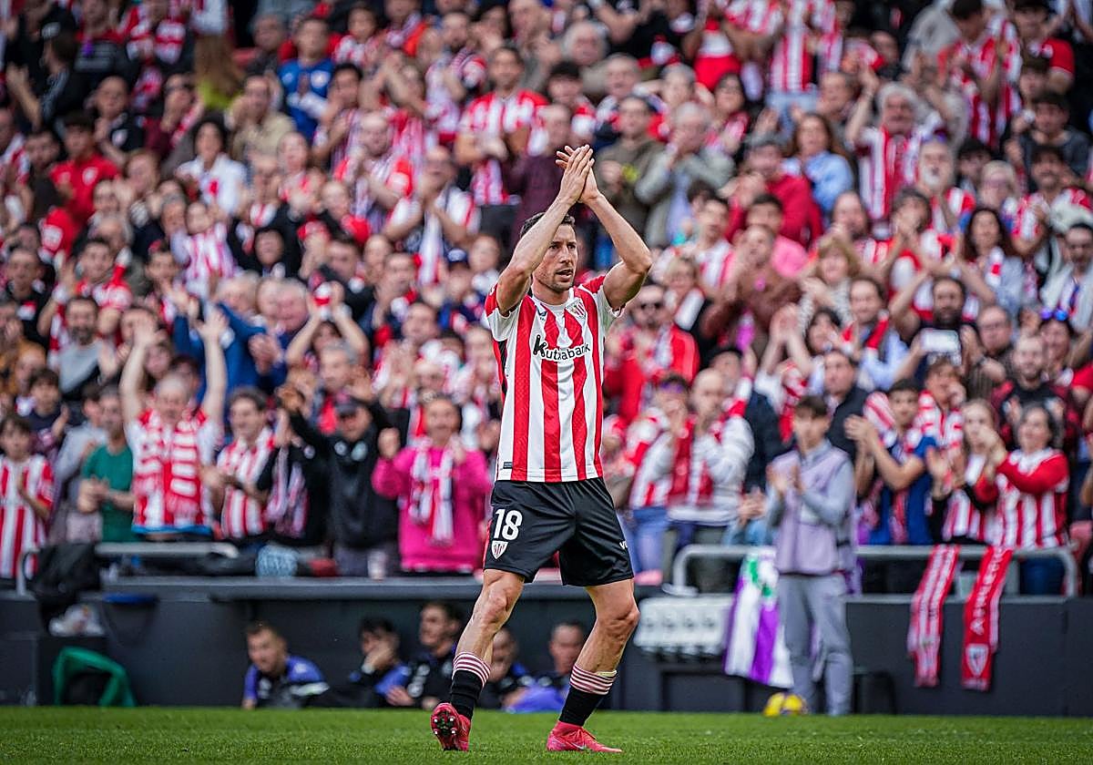 De Marcos aplaude a la grada en el momento de su cambio.