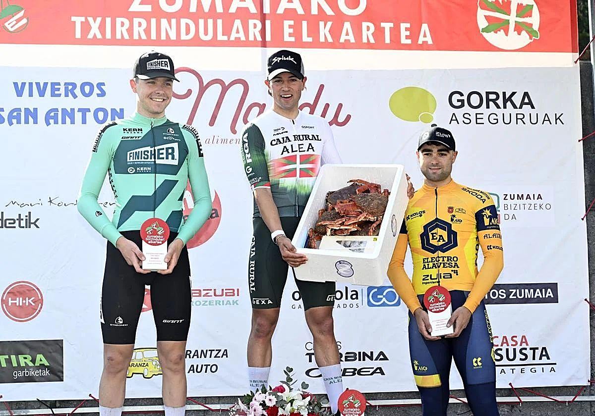 Ruiz de Arcaute, en lo alto del podio junto a Roger Pareta y Niko Aguirre, del Electro Alavesa.