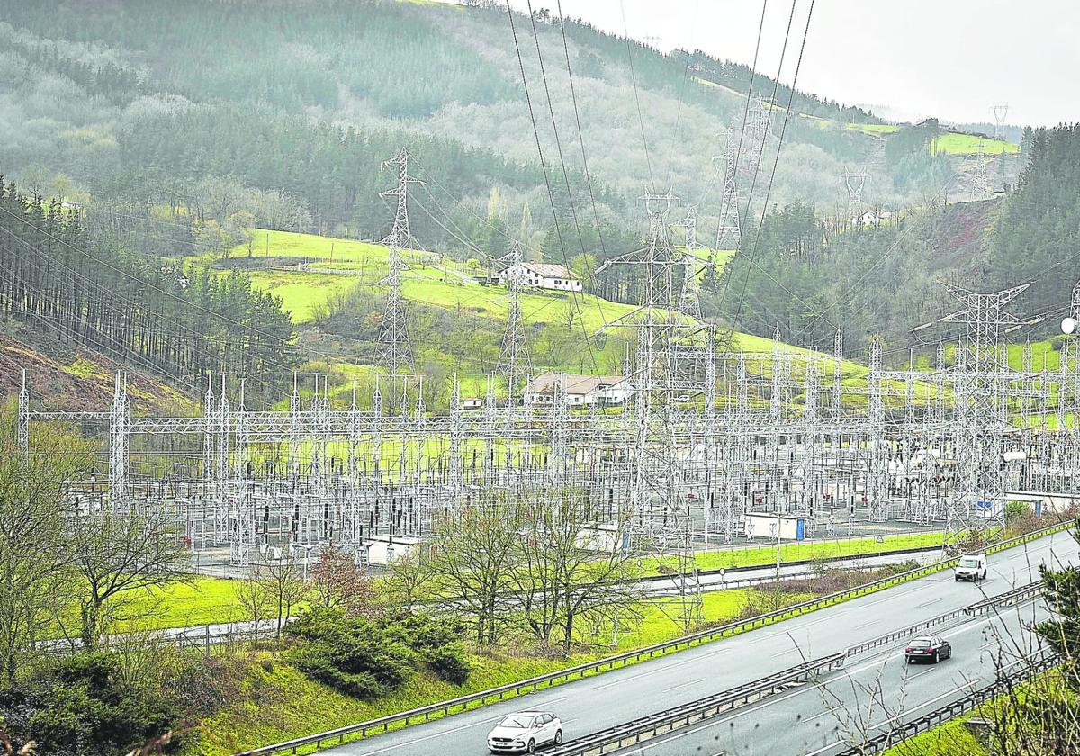 La saturación de la red eléctrica en Euskadi enciende las alarmas y ahoga a la industria