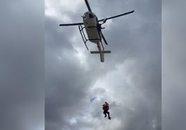 Rescatan en helicóptero a una escaladora atrapada en Mañaria