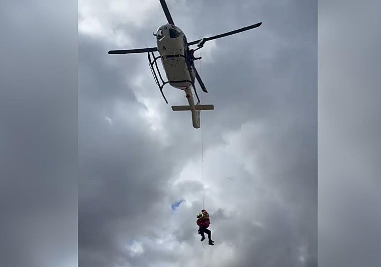 Rescatan en helicóptero a una escaladora atrapada en Mañaria