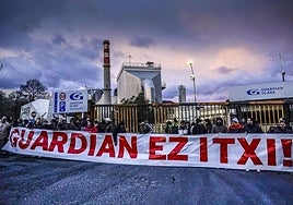 Protesta de trabajadores de Guardian contra el cierre de la planta de LLodio