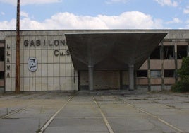 Fachada de Llama Gabilondo, legendaria fábrica vitoriana que cerró en 2002.