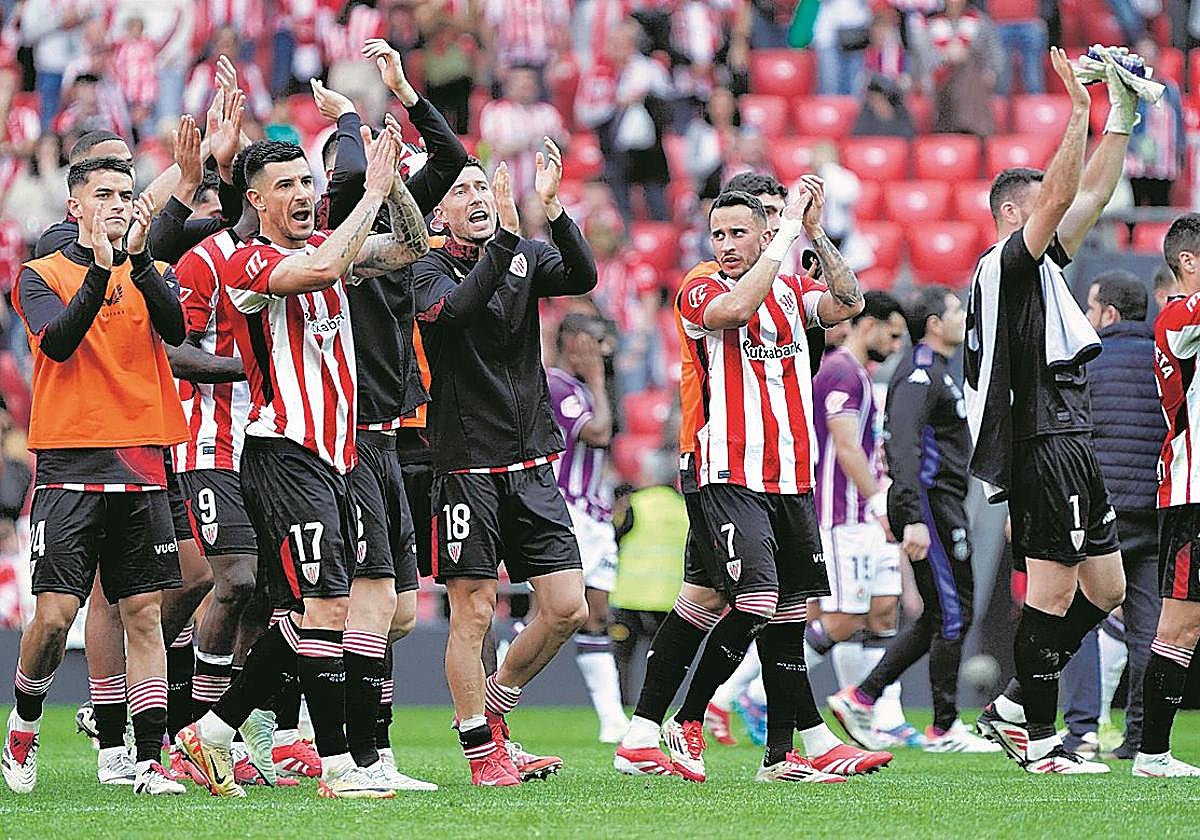 Los jugadores agradecen el apoyo de la afición tras la contundente victoria ante el Valladolid.