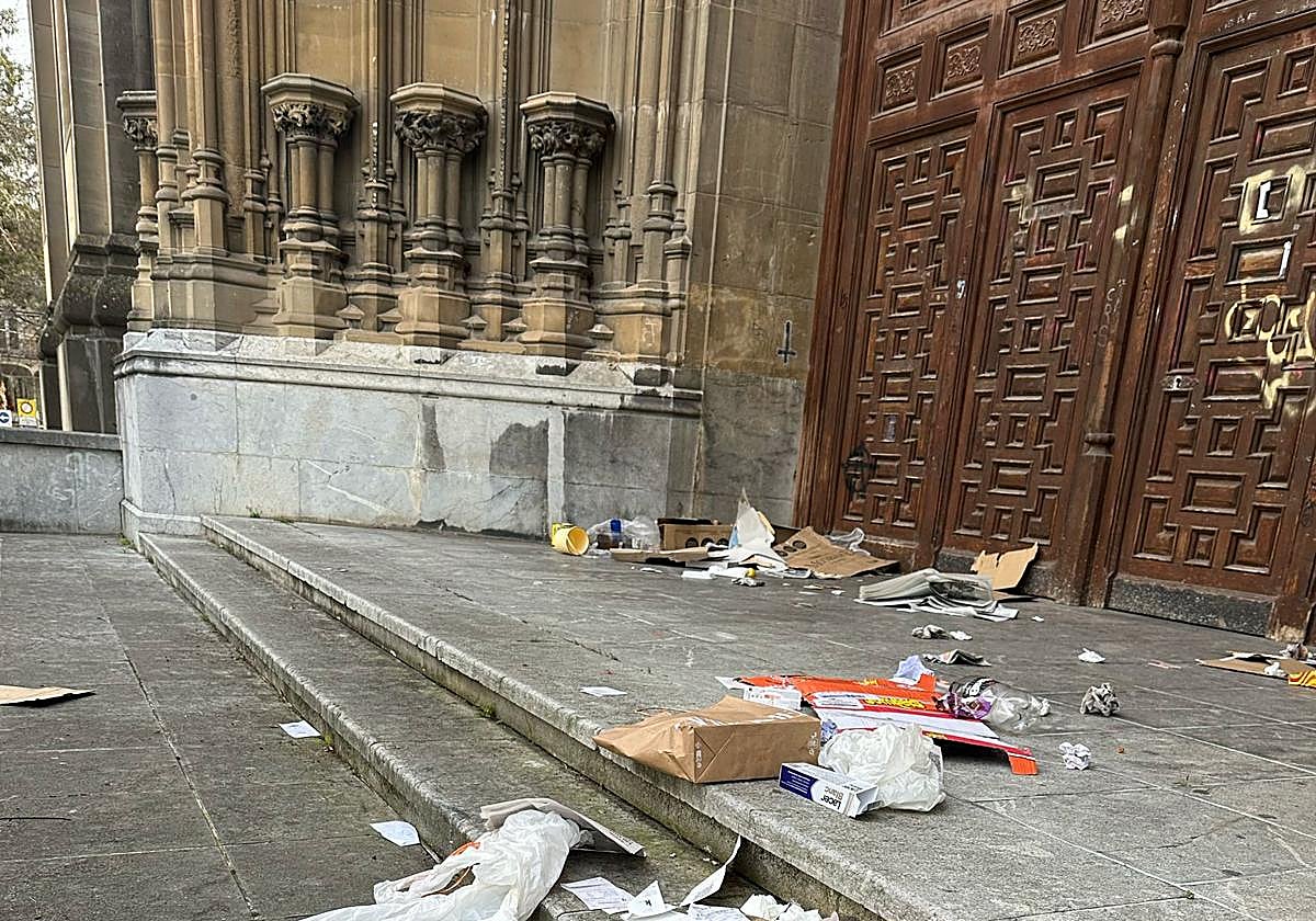 Basura en la puerta de la catedral este lunes.