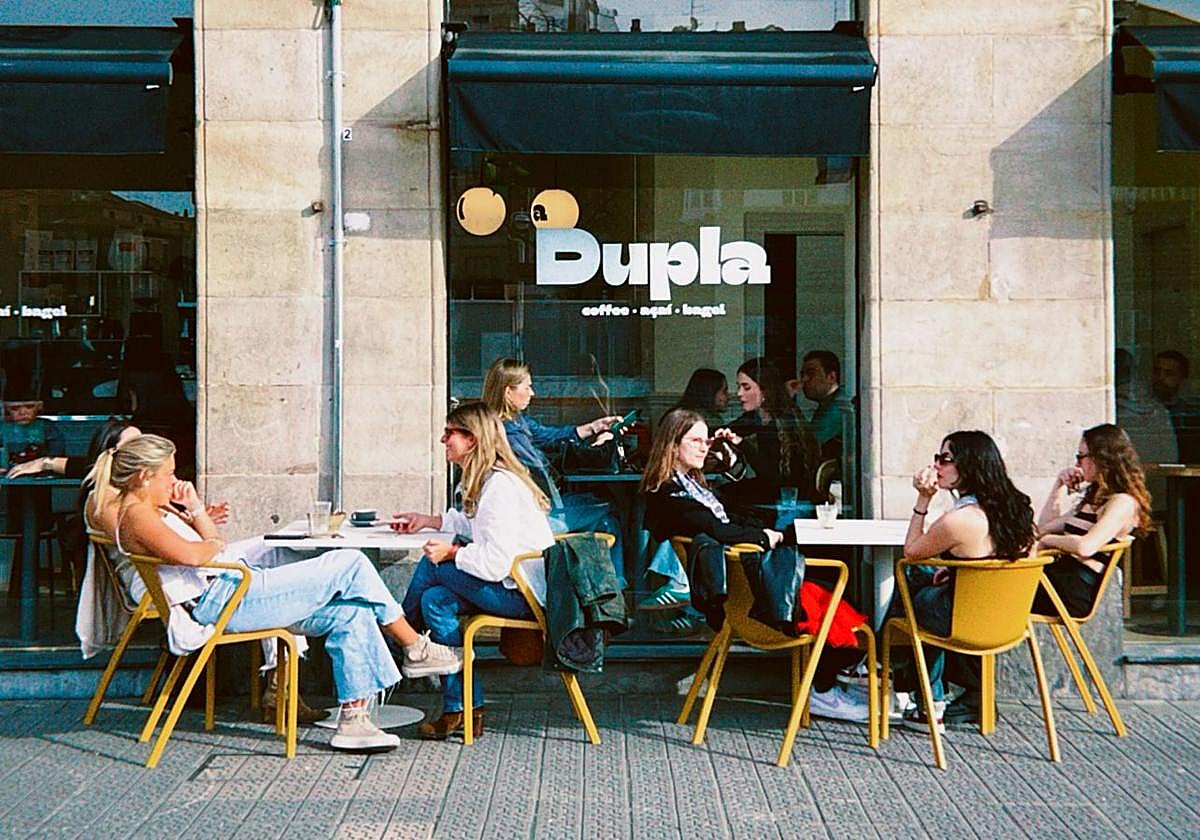 Cuatro amigos de Budapest abren en Bilbao una cafetería con bowls de açaí, bagels y tostadas durante todo el día