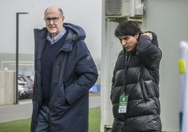 En Ibaia. Josean Querejeta y Sergio Fernández acuden ayer a la Ciudad Deportiva del Alavés para ver el duelo entre el filial y el Eibar B.