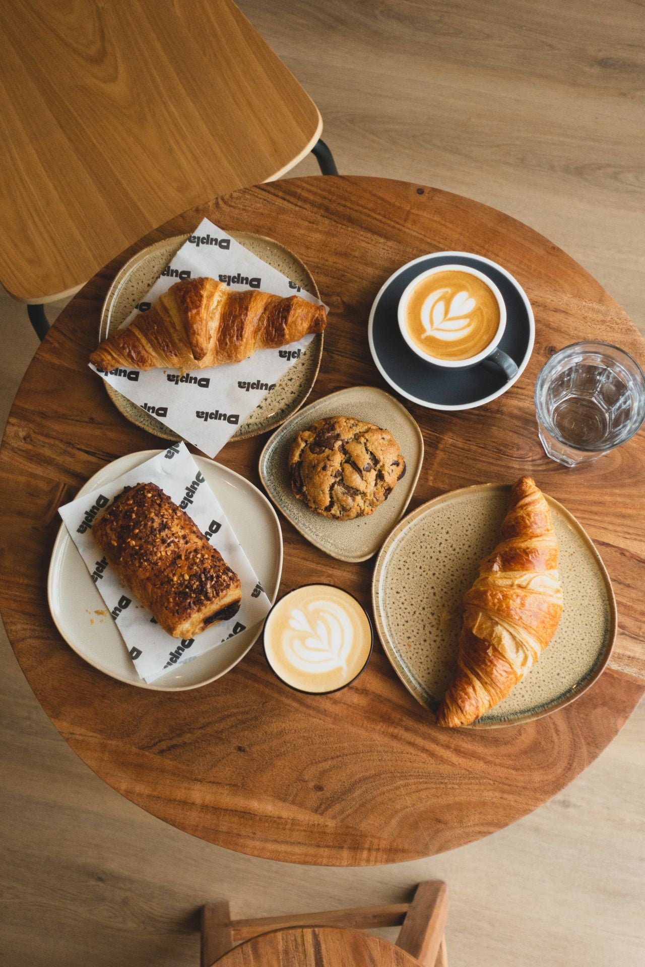 Cuatro amigos de Budapest abren en Bilbao una cafetería con bowls de açaí, bagels y tostadas durante todo el día