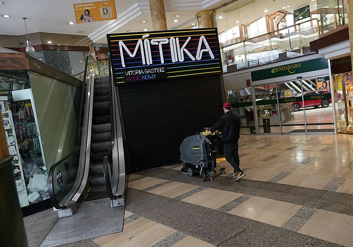 Un operario limpia la zona de la entrada de la discoteca donde se ha producido el fallecimiento