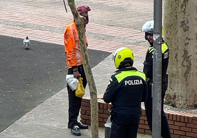 Momento en que la Policía Local identifica al hombre que presuntamente ha depositado basura en los alrededores de la Catedral Nueva.