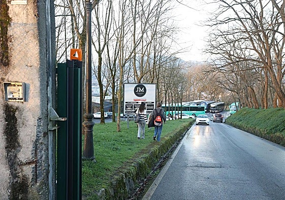 Alumnos entran al colegio Jesús María.